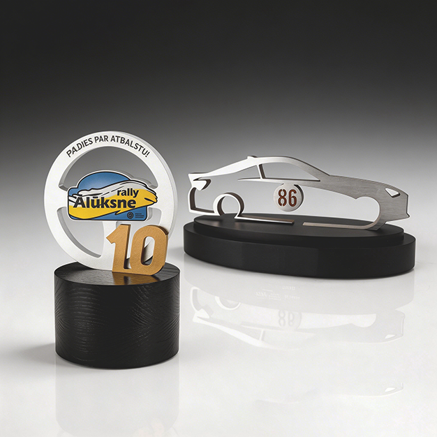 Трафеі шоу металічных аўтамабіляў